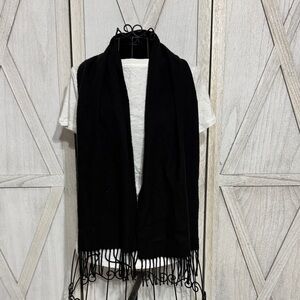 V. FRAAS Elegant Black Acrylic Scarf